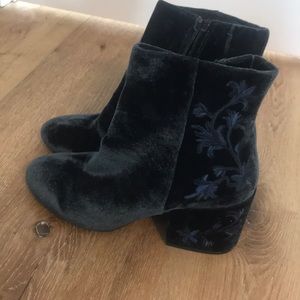 NEW.     Kenneth Cole booties